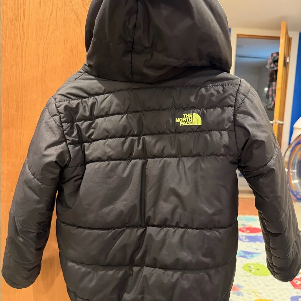 The North Face Jacket boys 4T - Picture 8 of 9